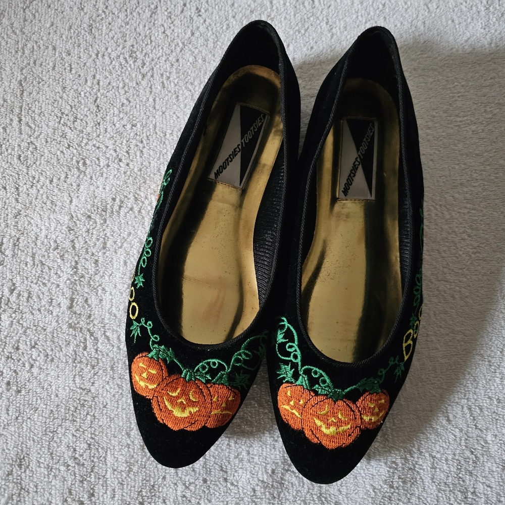 Mootsies Tootsies Black Velvet Flats with Orange Pumpkin Embroidery